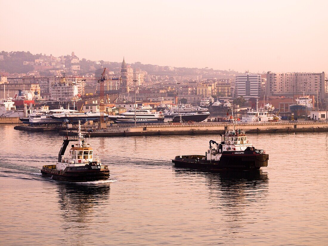 Fischerboote und Hafen; Neapel, Italien