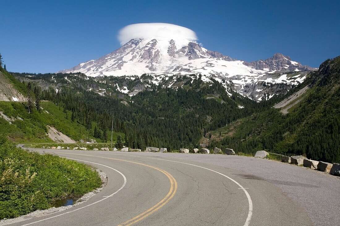 Leere Straße, Mt. Rainier im Hintergrund; Mt. Rainier National Park, Washington State, Usa