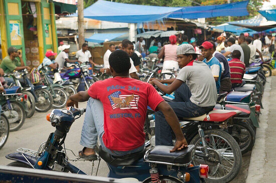 Motorradtaxi wartet auf Fahrgast am Straßenmarkt; Neiba, Baoruco, Dominikanische Republik