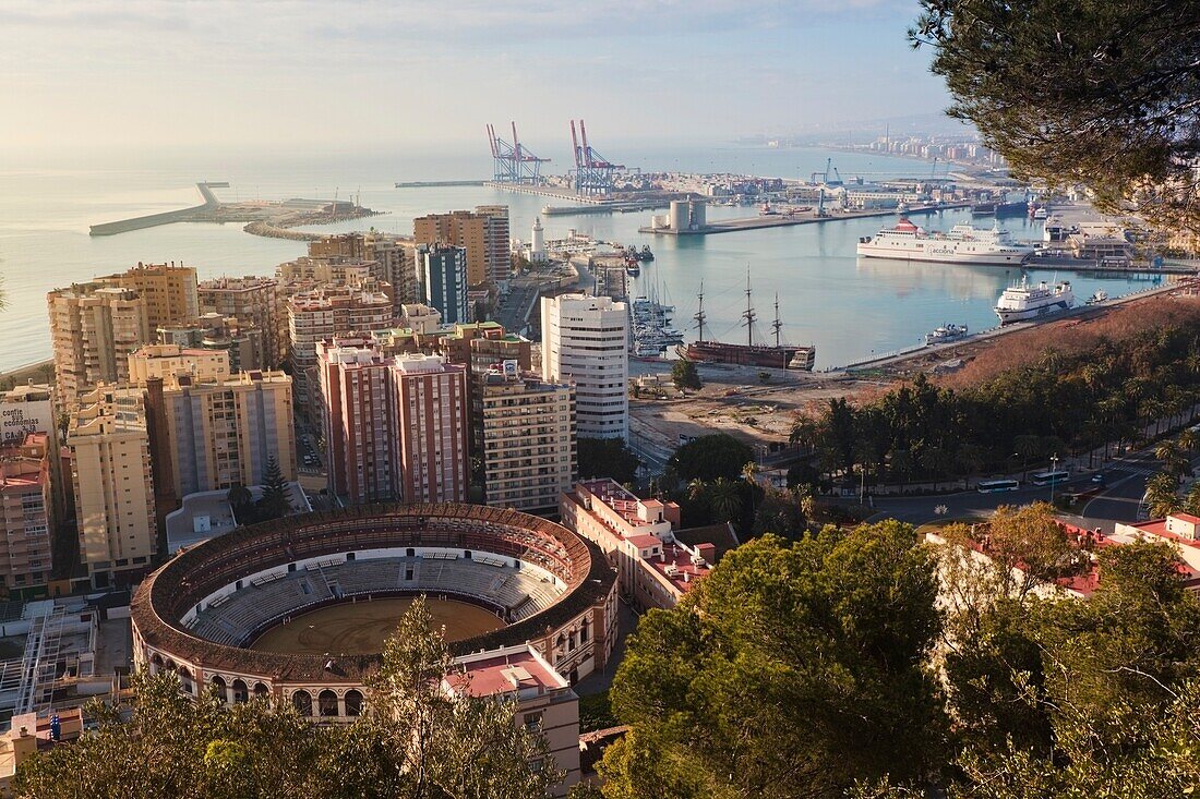 Blick über Stierkampfarena, Stadt und Hafen; Malaga, Provinz Malaga, Costa Del Sol, Spanien