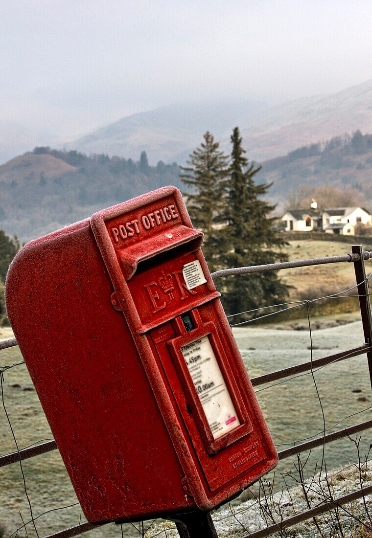 Briefkasten und ländliche Landschaft; Cumbria, England