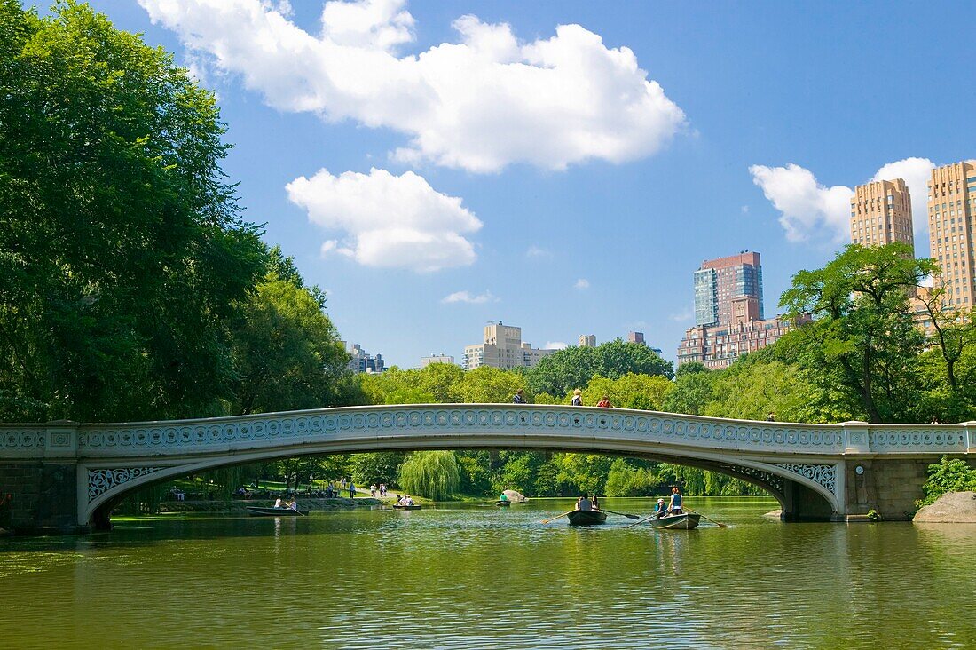 Bogenbrücke und Boote im Central Park; Manhattan, New York, Usa