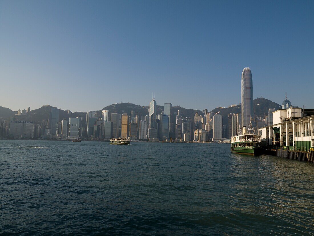 Hongkong Skyline vom Meer aus; Hongkong, China