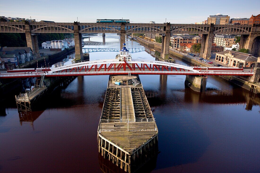 Hohe Winkelansicht von Brücken; Newcastle Upon Tyne, Tyne And Wear, England, UK