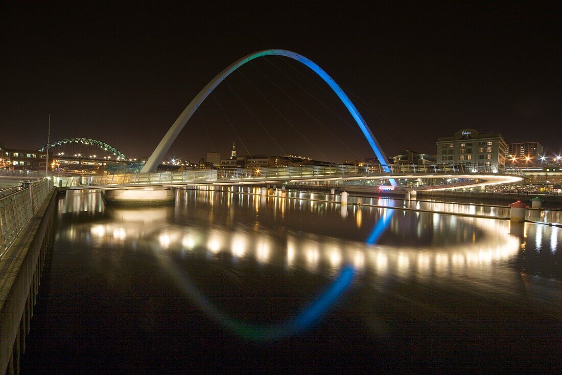 Futuristische beleuchtete Brücke bei Nacht; Gateshead, Northumberland, England