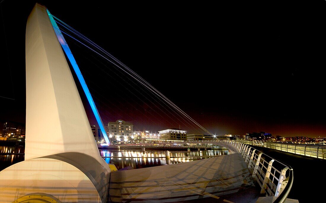 Detail der futuristischen beleuchteten Brücke bei Nacht; Gateshead, Northumberland, England