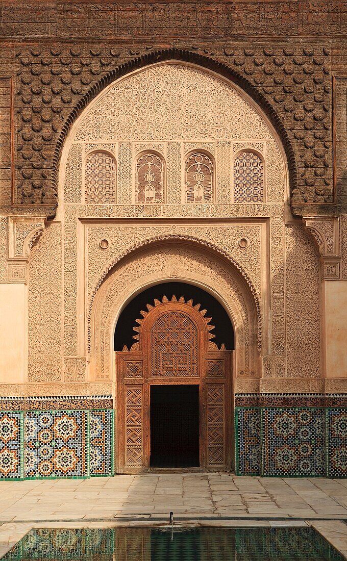 Aufwändige Holzschnitzereien, Stuckarbeiten und Keramikfliesen; Ali Ben Youssef Madrasa, Marrakesch, Marokko