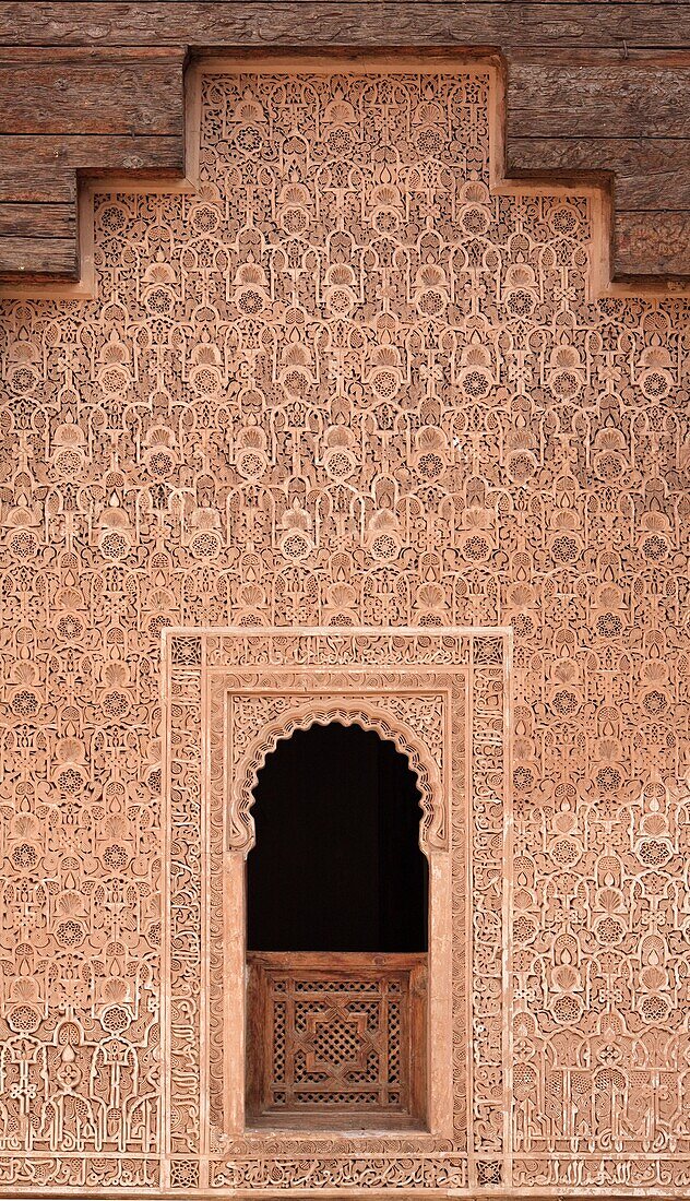 Bogenfenster mit Stuckornamenten und Holzgitterverkleidung in Ali Ben Youssef Medersa; Marrakesch, Marokko