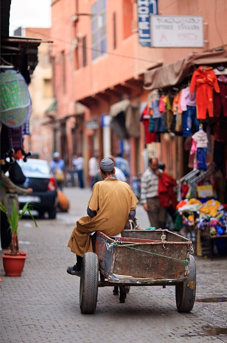 Straßenleben in der Nähe des Bezirks Djemaa El Fna; Marrakesch, Marokko