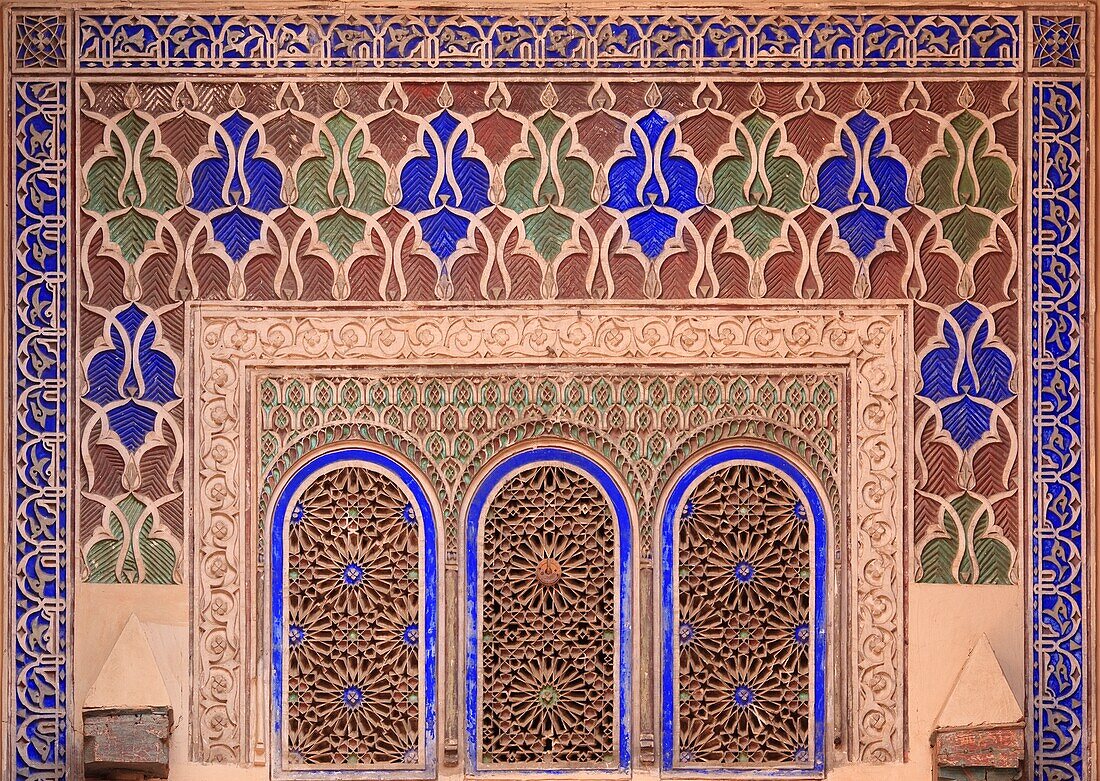 Komplizierte Bemalung und Stuckmuster an den Wänden eines Riads; Marrakesch, Marokko