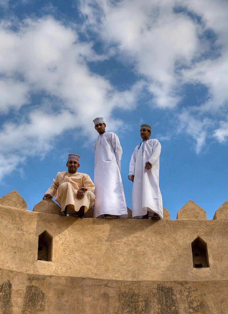 Drei omanische Männer auf dem Gipfel des Rustaq Forts; Rustaq, Oman