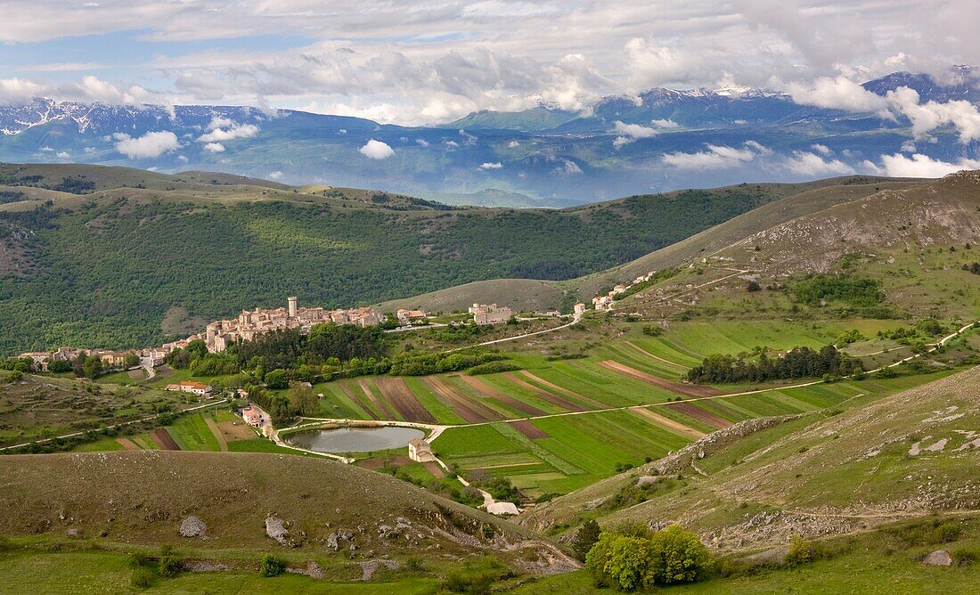 Blick über das Dorf Santo Stefano Di Sessanio; Santo Stefano Di Sessanio, Abruzzen, Italien
