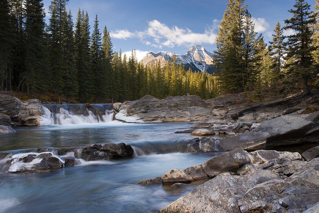 Wasserfall am Schafsfluss; Kananaskis, Alberta, Kanada