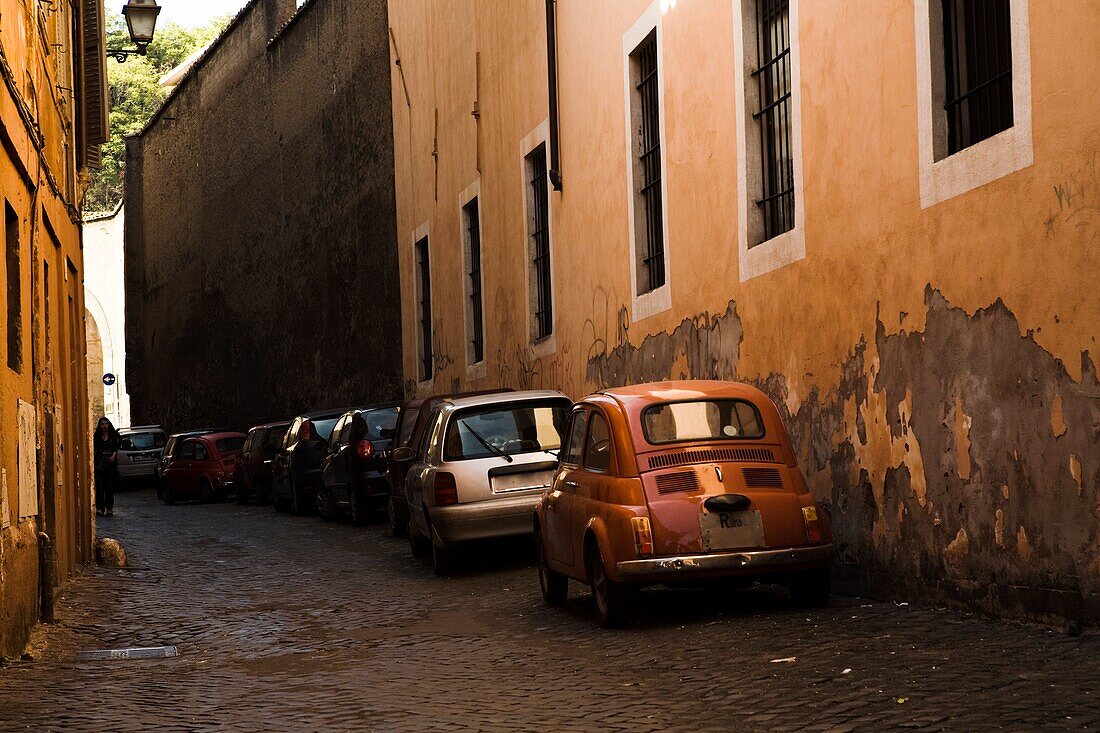 In Reihe geparkte Autos; Rom, Italien