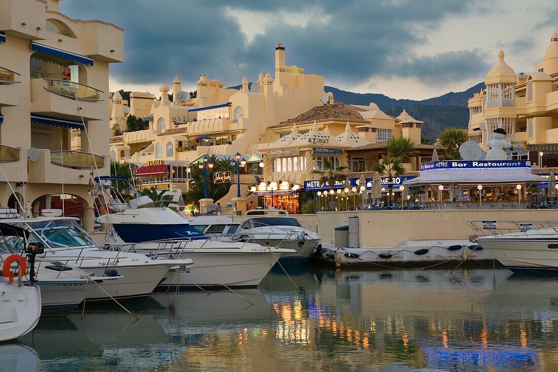 Häuser und Boote an der Puerta Marina; Benalmadena, Provinz Malaga, Costa Del Sol, Spanien