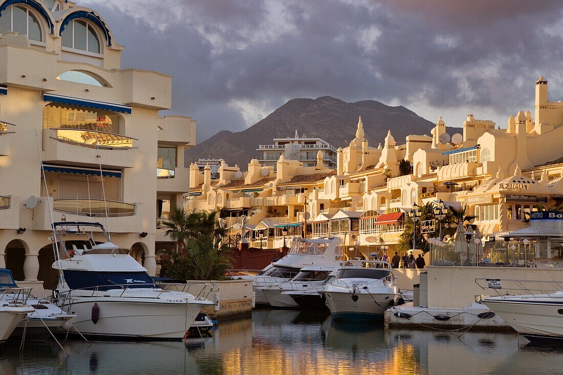 Häuser und Boote an der Puerta Marina; Benalmadena, Provinz Malaga, Costa Del Sol, Spanien