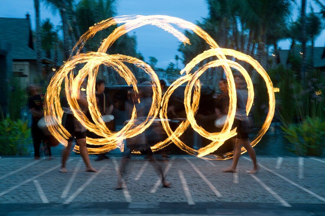 Drei Feuerwirbler bei einer Vorführung; Bali, Indonesien