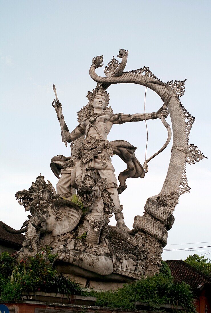 Statue einer Frau mit Bogen; Bali, Indonesien