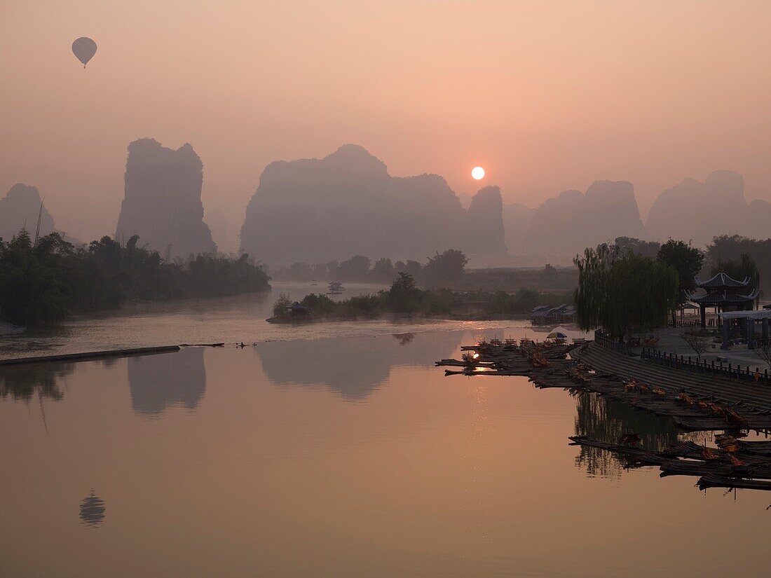 See in den Bergen bei Sonnenuntergang; Yulong-Fluss, Yangshuo, China