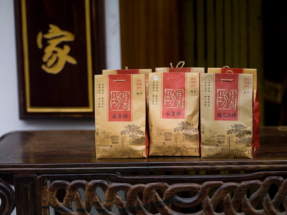 Papiersäcke mit asiatischem Tee auf dem Tisch; Yangshuo, China
