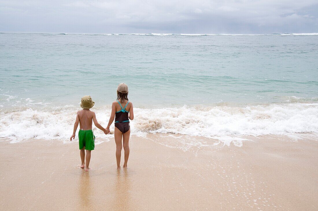 Kinder am Sandstrand mit Blick aufs Meer