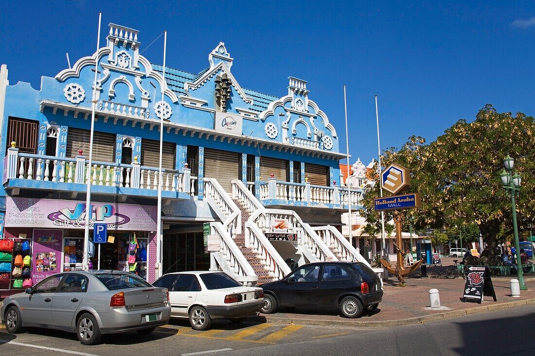 Gebäude außen mit Autos geparkt außerhalb; Holland Aruba Mall. Oranjestad. Insel Aruba. Königreich der Niederlande.