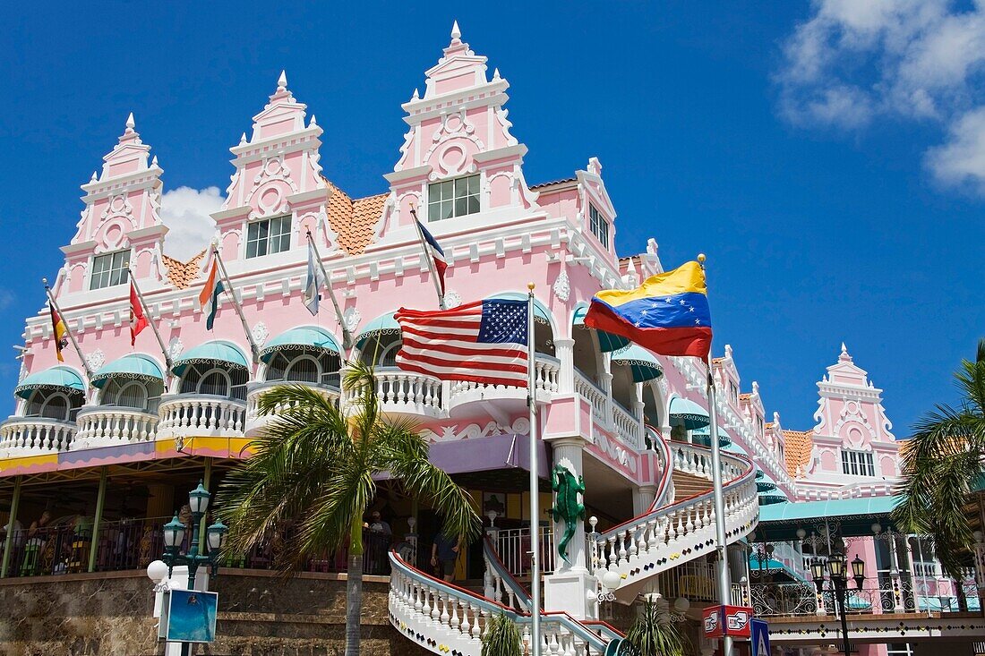 Gebäude außen mit wehenden Fahnen; Royal Plaza Mall, Oranjestad, Insel Aruba, Königreich der Niederlande.