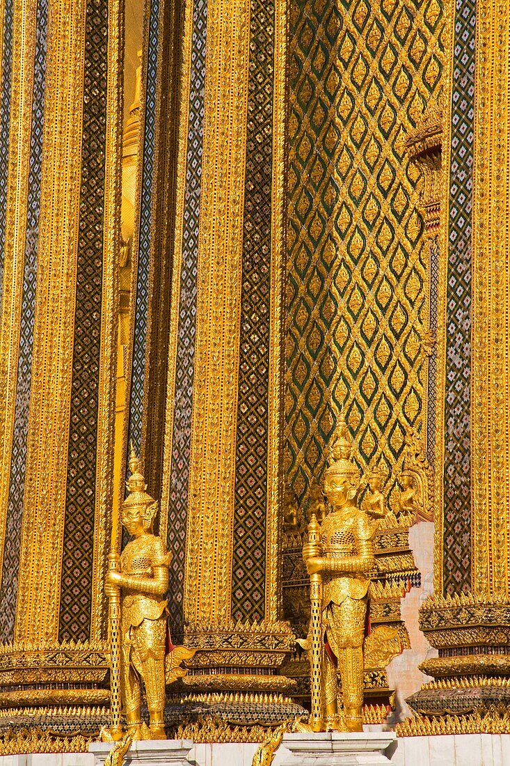 Statuen, die den Phra Mondop am Königlichen Großen Palast im Bezirk Rattanakosin bewachen; Bangkok, Thailand