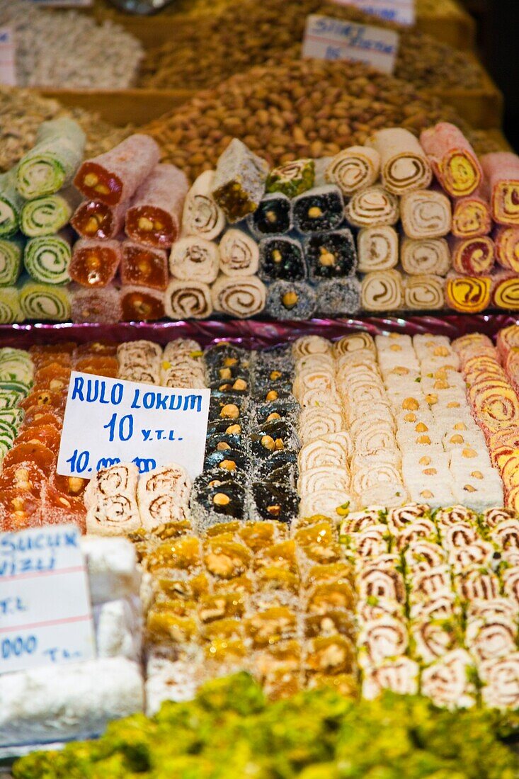 Istanbul, Türkei; Auslage für Süßigkeiten und türkische Köstlichkeiten auf dem Großen Basar