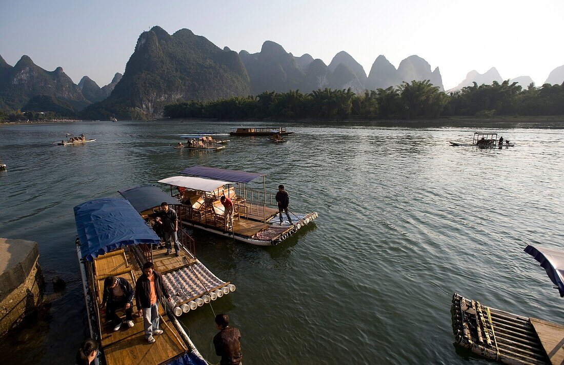 Li-Fluss, Yangshuo, China; Menschen in traditionellen chinesischen Booten