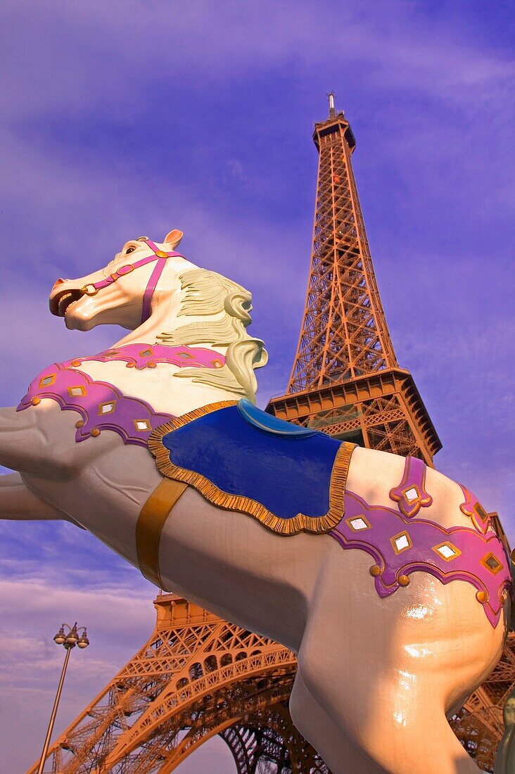 Karussell und Eiffelturm; Paris, Frankreich