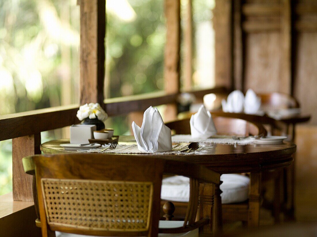 Gedeckter Tisch im Restaurant; Bali, Indonesien