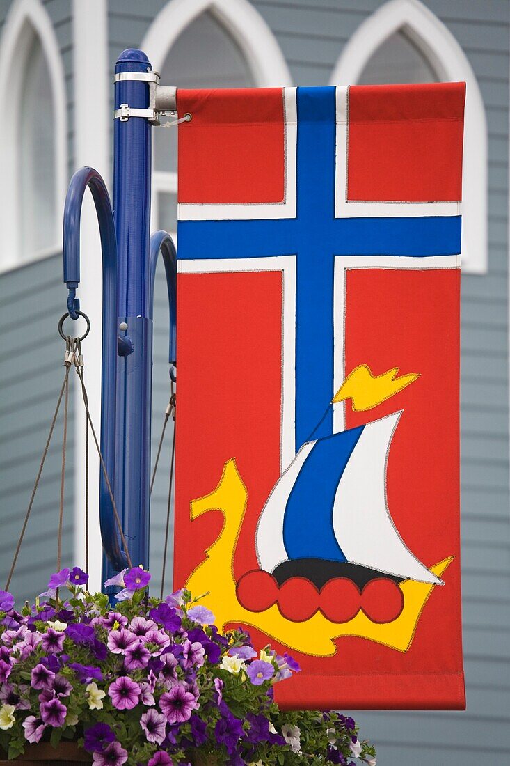 Norwegische Flagge in Puolsbo; Poulsbo, Bundesstaat Washington, USA