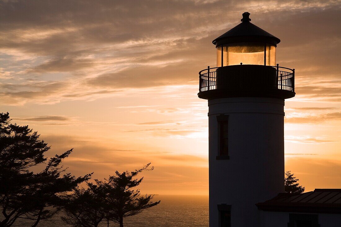 Admiralty Head-Leuchtturm bei Sonnenuntergang; Coupville, Fort Casey State Park, Whidbey Island, Washington State, USA