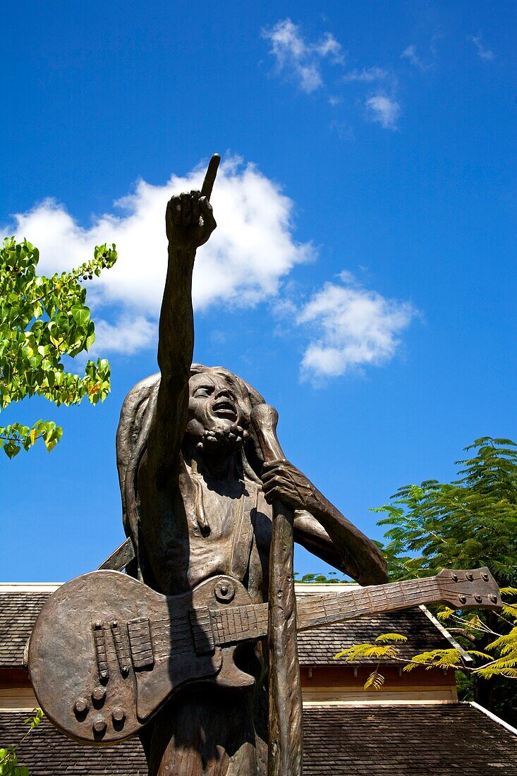 Bob-Marley-Statue von Christopher Gonzales; Island Village Entertainment Complex, Ocho Rios, St. Ann's Parish, Jamaika, Karibik