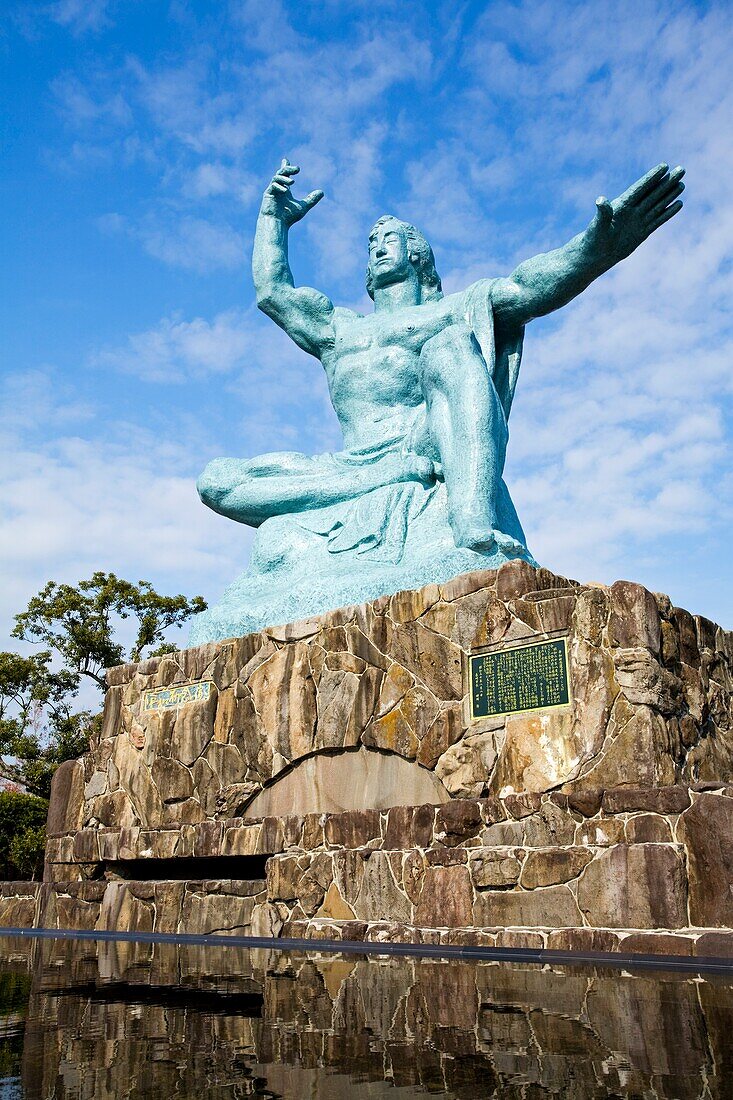 Friedensstatue von Seibo Kitamura im Friedenspark; Nagasaki, Region Kyushu, Japan