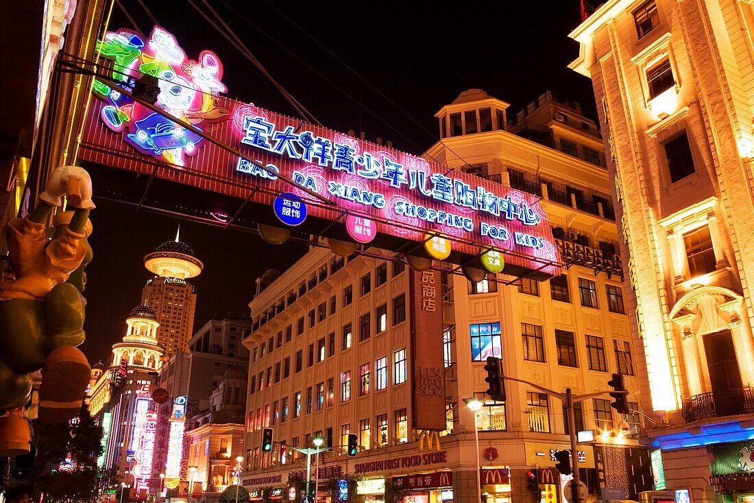 East Nanjing Road; Schanghai, China