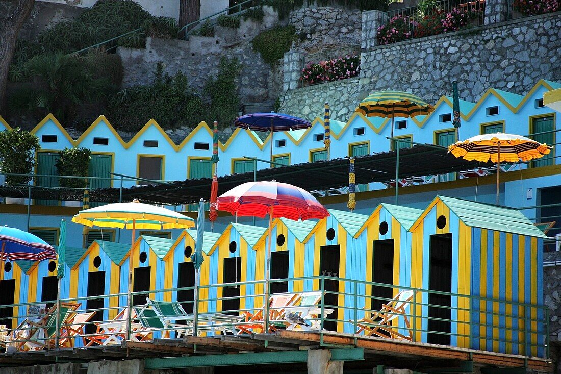 Strandhütten mit Sonnenschirmen und Liegestühlen; Capri, Italien