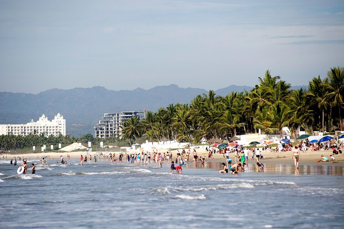 Menschen am Strand; Puerto Vallarta, Mexiko