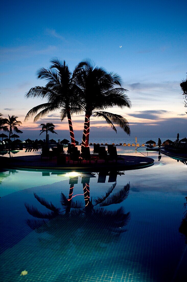 Ferienanlage in der Abenddämmerung; Puerto Vallarta, Mexiko