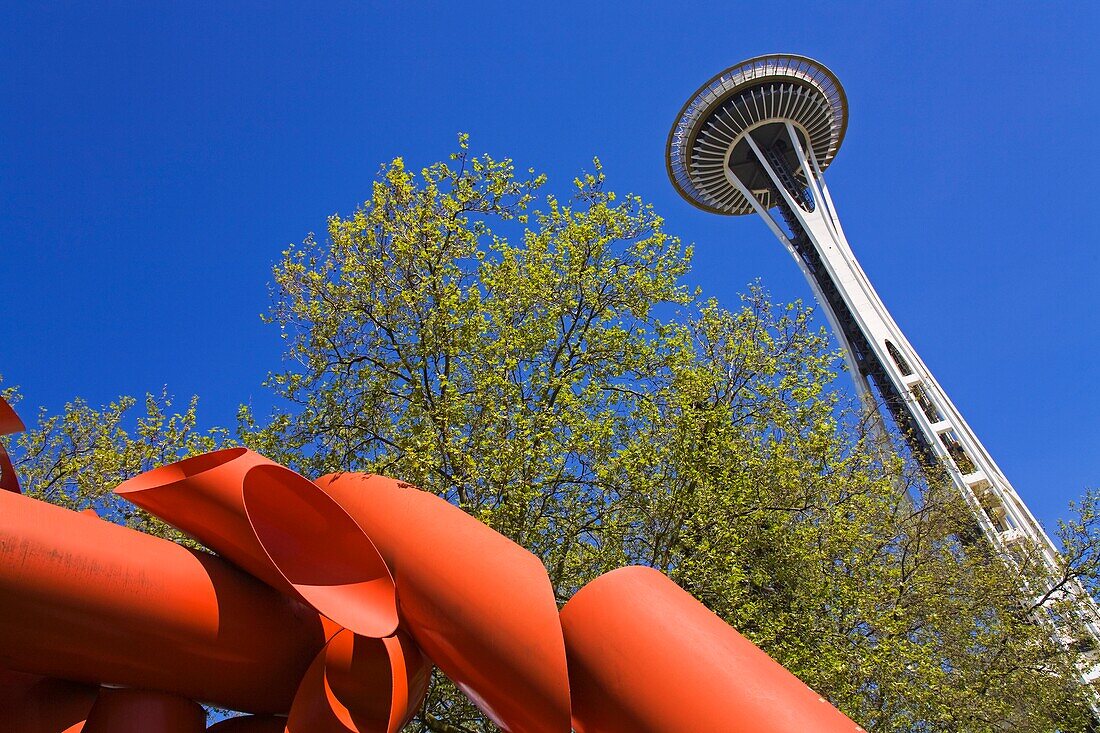 Space Needle und Olympische Iliade von Alexander Calder; Seattle Center, Seattle, Bundesstaat Washington, USA