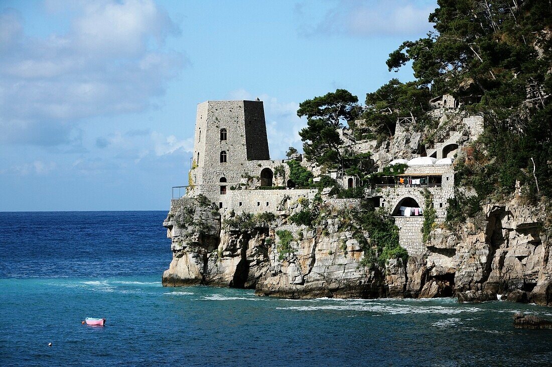 Torre Clavel, Positano, Amalfiküste, Italien; Meereslandschaft mit Gebäuden am Wasser