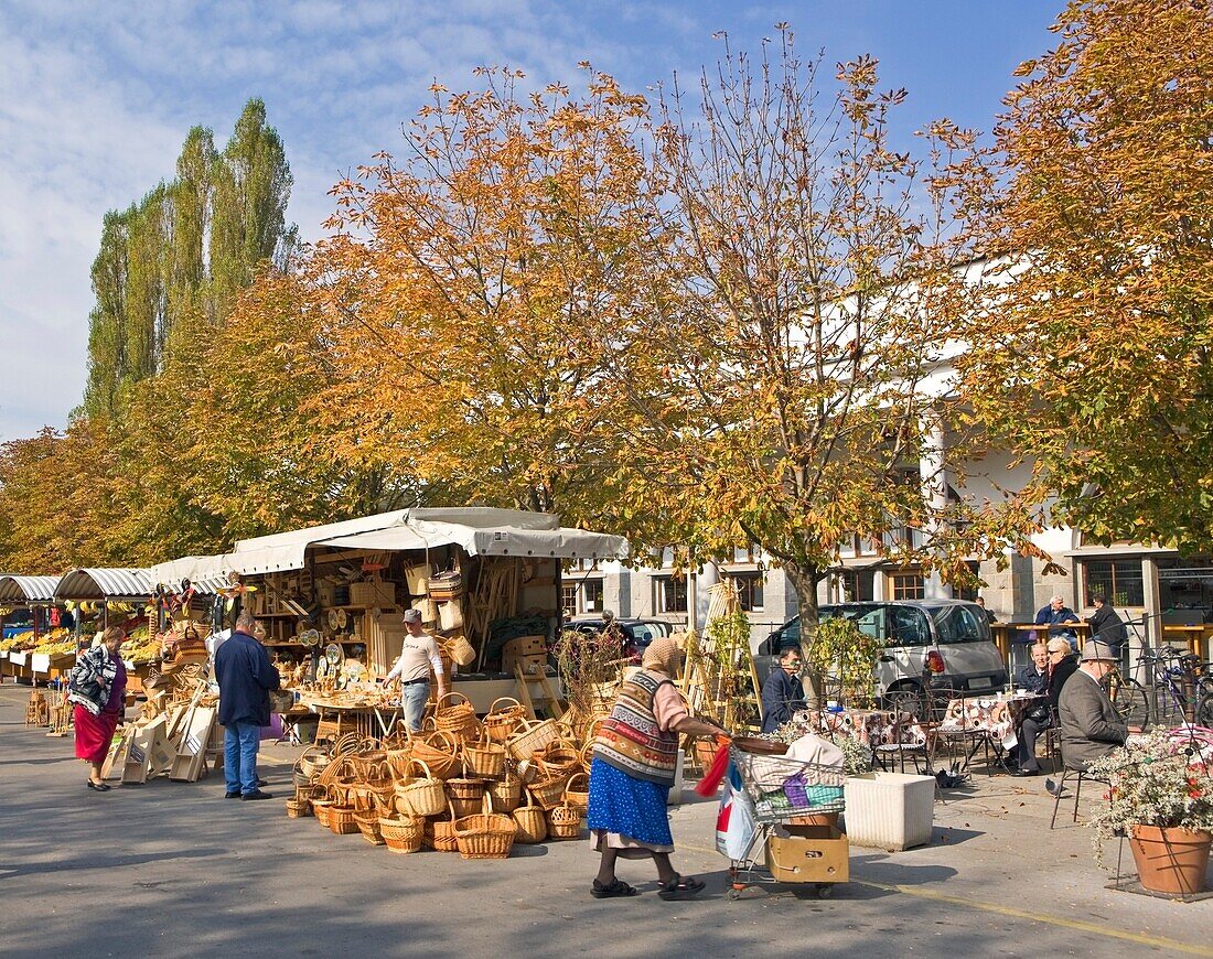 Einkäufer auf einem Straßenmarkt