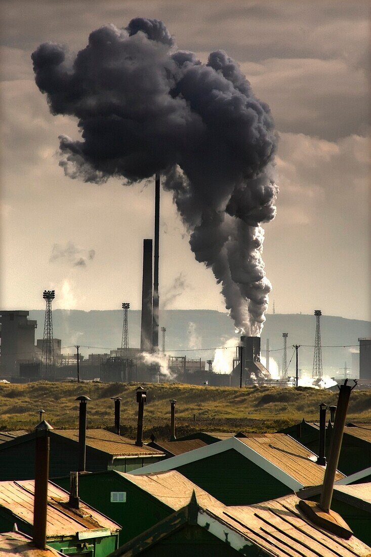 Schwarzer Rauch aus dem Schornstein einer Fabrik; Teesside, Nordostengland