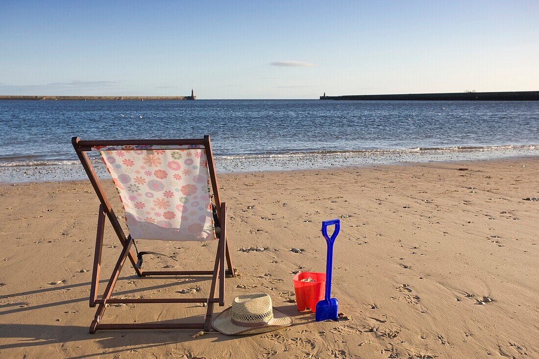 Strandkorb und persönliche Gegenstände am Strand