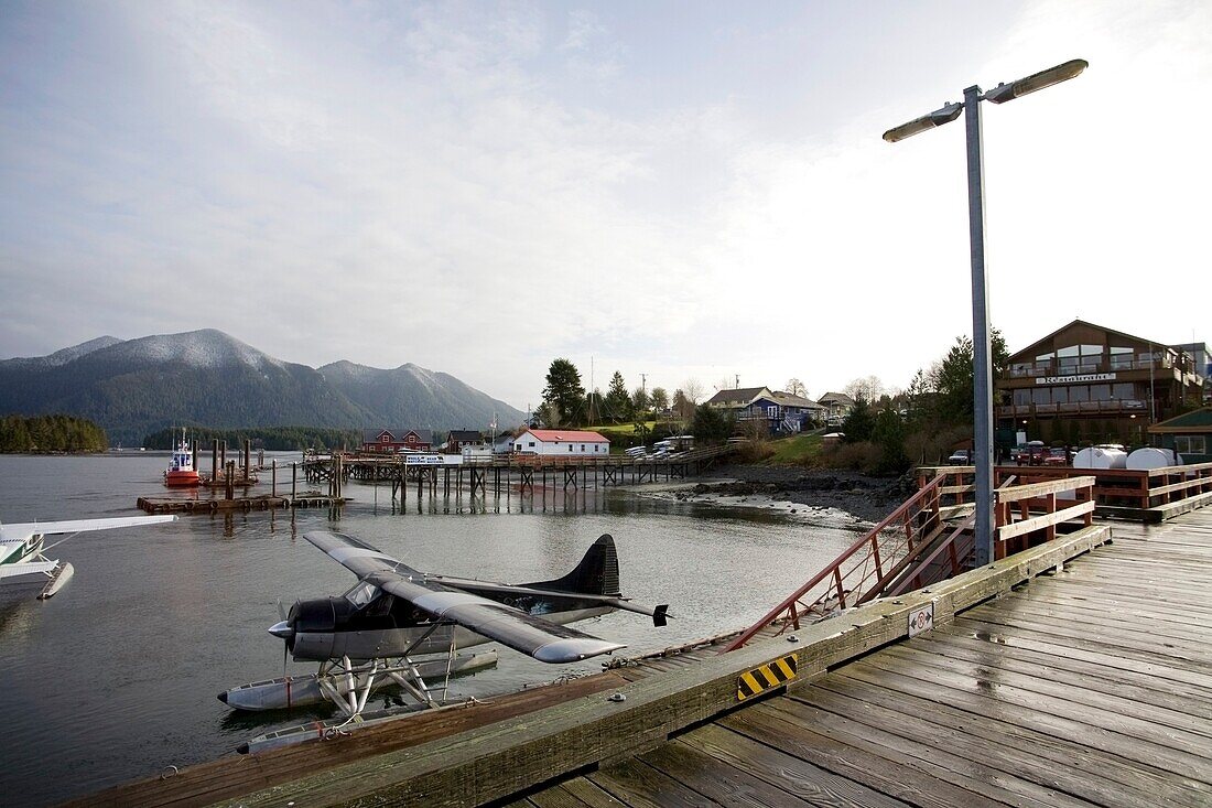 Docks mit Wasserflugzeugen; Tofino, British Columbia, Kanada