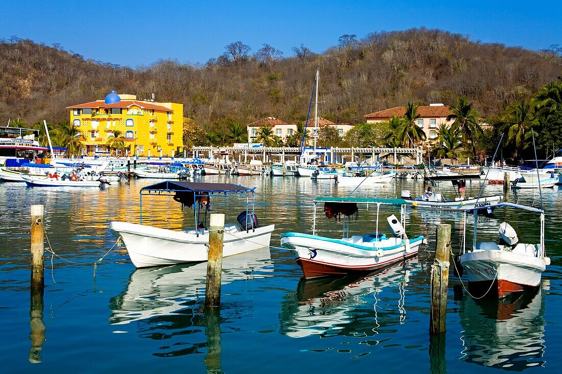 Hafen Santa Cruz, Huatulco, Bundesstaat Oaxaca, Mexiko; Boote im Jachthafen festgemacht