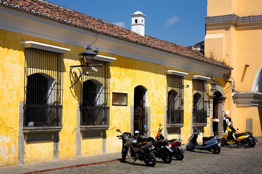 Hotel Convento Santa Catalina, Antigua, Guatemala, Mittelamerika; Motorräder vor dem Hotel