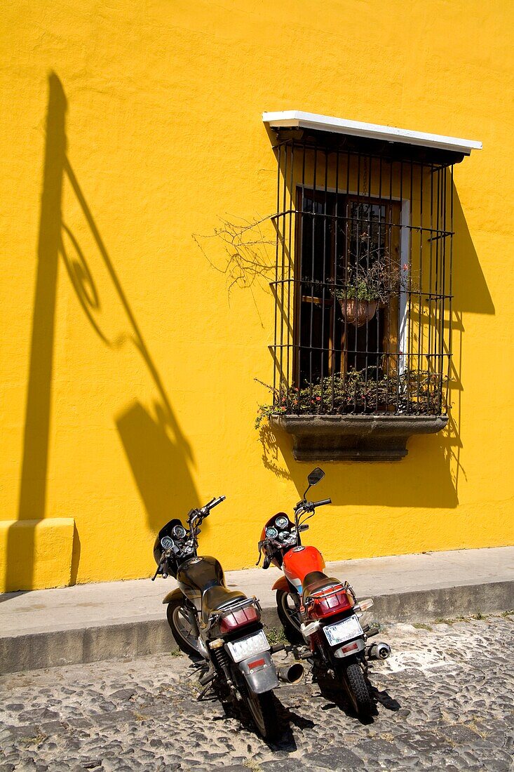 Antigua, Guatemala, Mittelamerika; Vor dem Restaurant geparkte Motorräder
