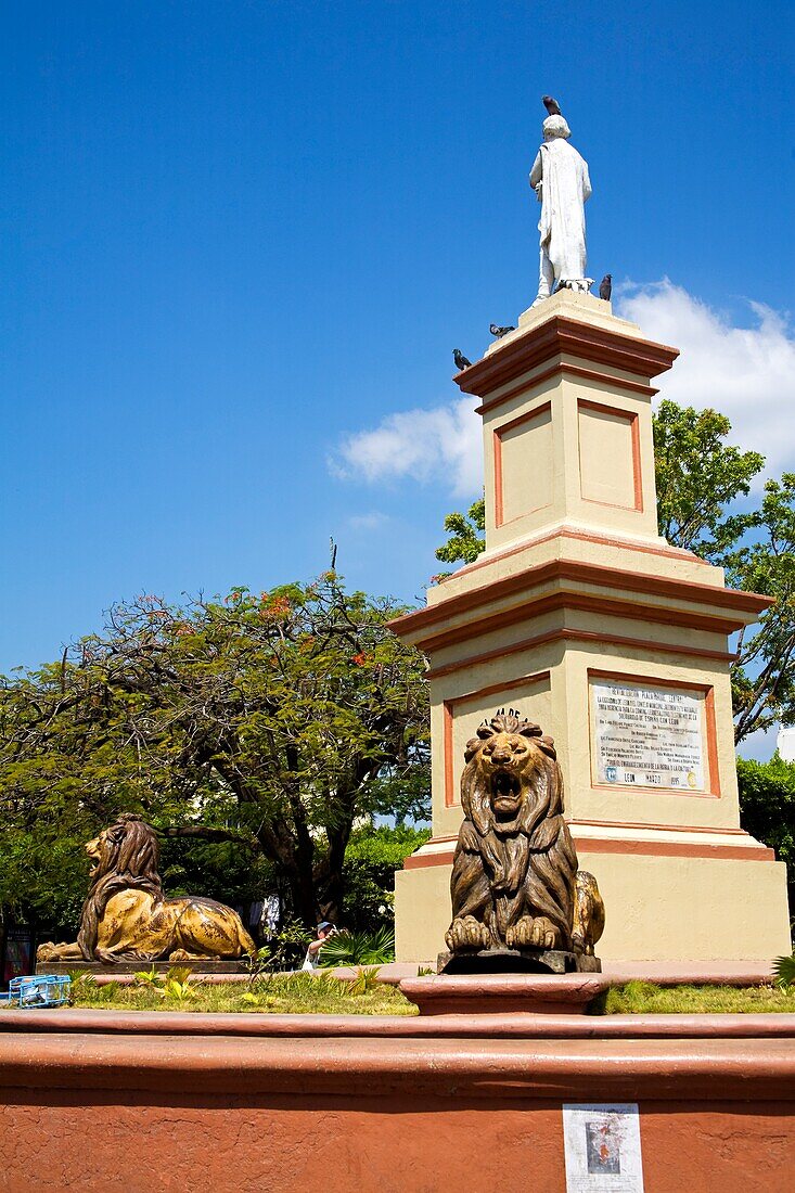 Hauptplatz, Leon, Nicaragua, Mittelamerika; Maximo Jerez Statue auf Löwenbrunnen